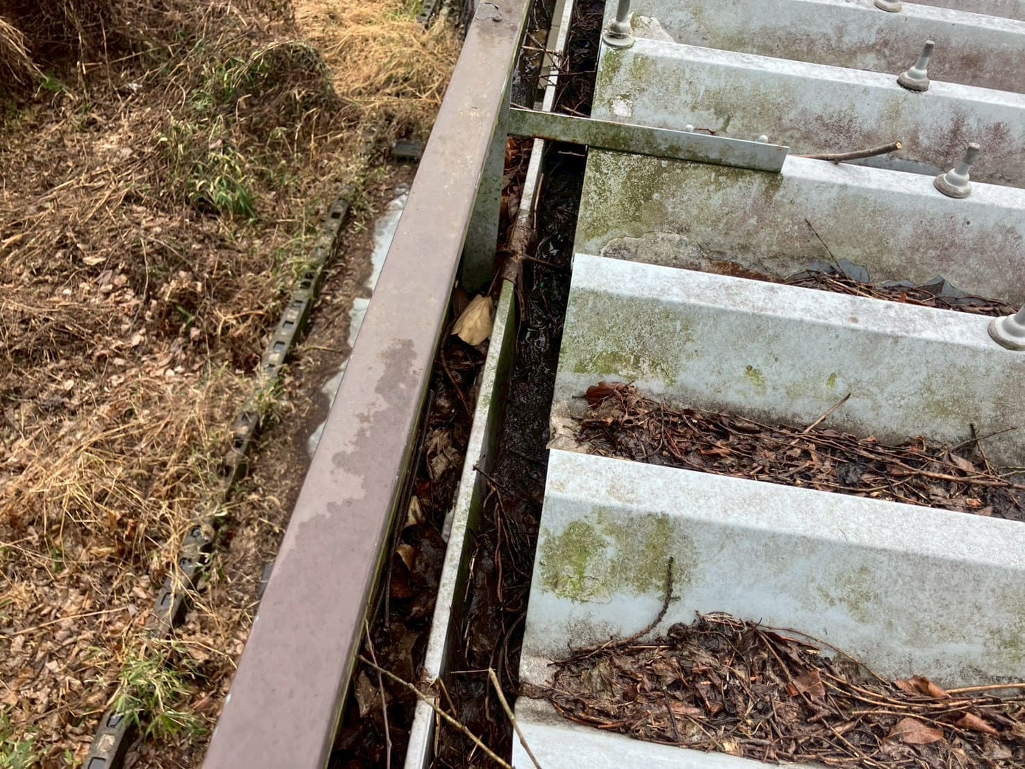 牛久市でテナント屋根の雨漏り調査｜街の外壁やさんが見た排水不良と錆の進行